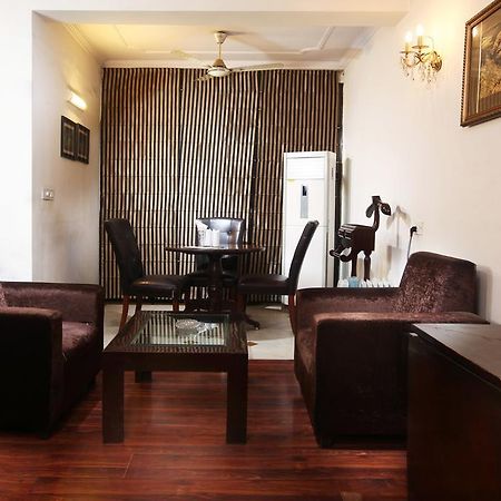Oyo 358 Sarojini Nagar Hotel New Delhi Bagian luar foto