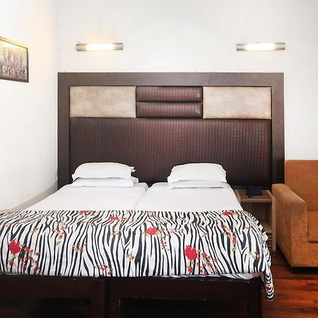 Oyo 358 Sarojini Nagar Hotel New Delhi Bagian luar foto