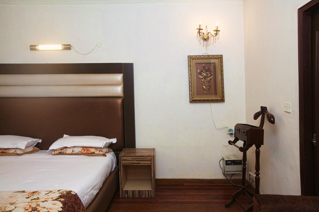 Oyo 358 Sarojini Nagar Hotel New Delhi Bagian luar foto