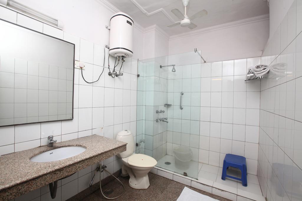 Oyo 358 Sarojini Nagar Hotel New Delhi Ruang foto