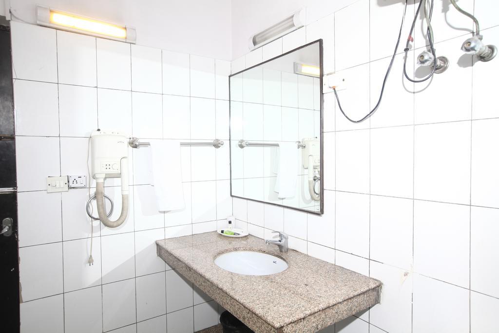 Oyo 358 Sarojini Nagar Hotel New Delhi Bagian luar foto
