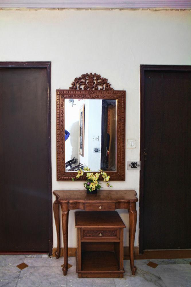 Oyo 358 Sarojini Nagar Hotel New Delhi Bagian luar foto