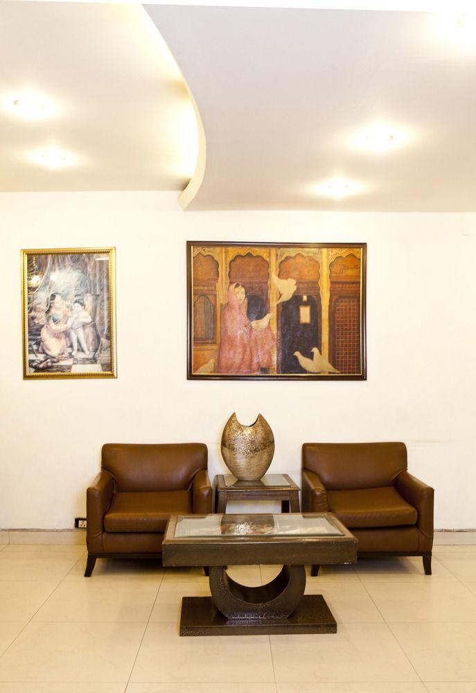 Oyo 358 Sarojini Nagar Hotel New Delhi Bagian luar foto