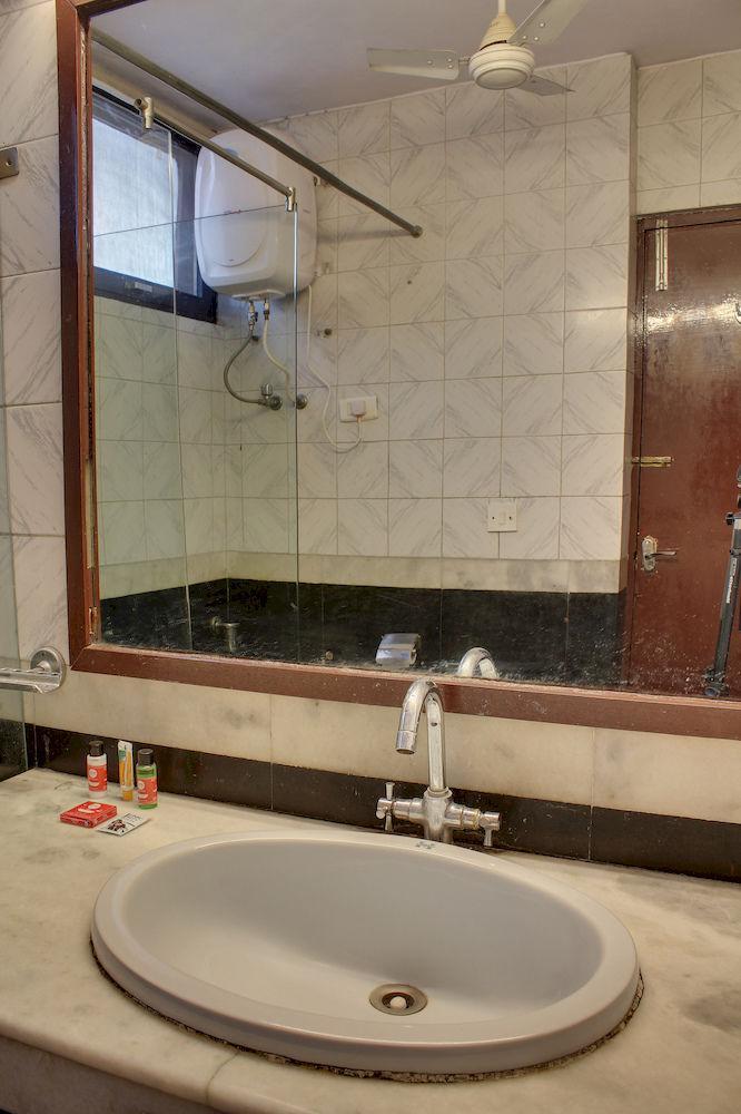 Oyo 358 Sarojini Nagar Hotel New Delhi Bagian luar foto