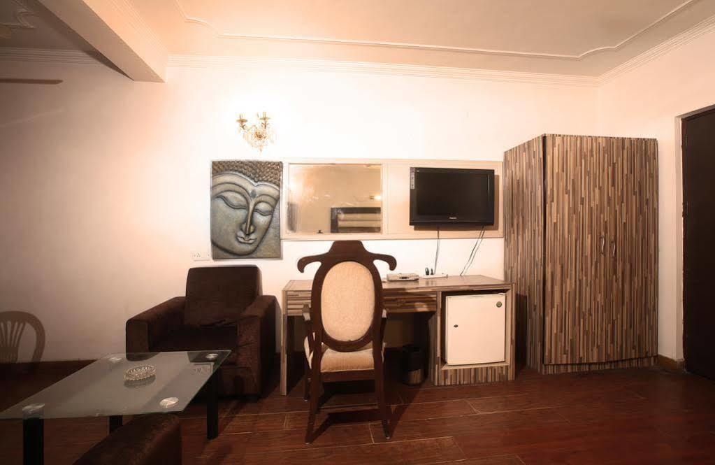 Oyo 358 Sarojini Nagar Hotel New Delhi Bagian luar foto