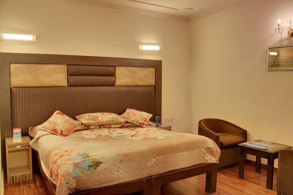 Oyo 358 Sarojini Nagar Hotel New Delhi Bagian luar foto